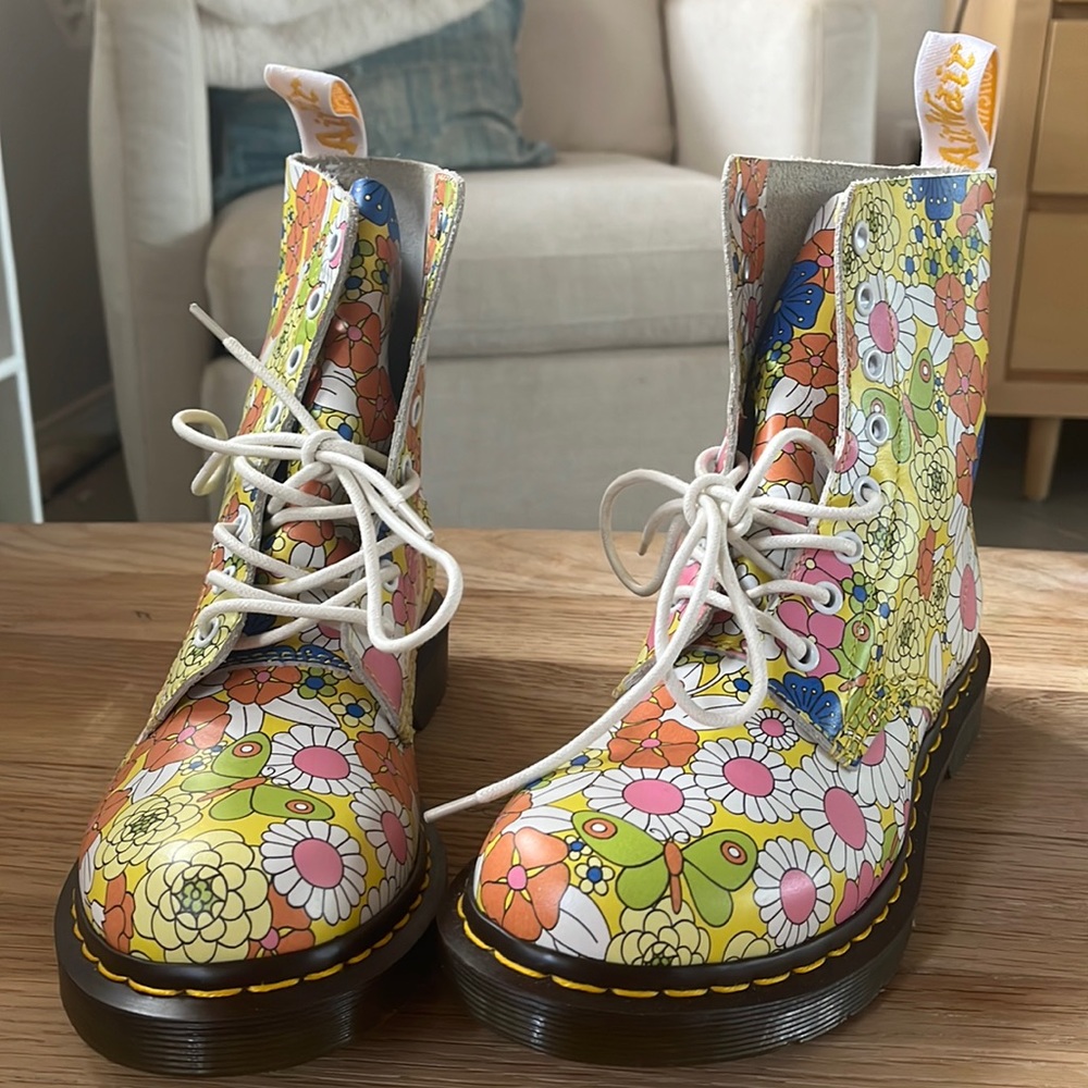 New without tags! Dr. Martens Retro Vintage Daisy Floral Pascal Leather Boots